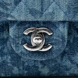 مملوكة مسبقًا حقيبة شانيل كلاسيك دينيم مزهرة متوسطة مزدوجة فلاب