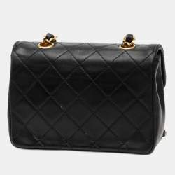 مملوكة مسبقًا حقيبة شانيل غطاء صغير من جلد الخروف بلون أسود مع شعار CC مبطن