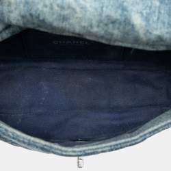 مملوكة مسبقًا حقيبة شانيل كامليا قلاب دينيم مطرز أزرق بحجم متوسط