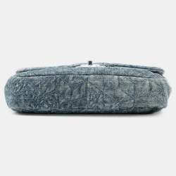 مملوكة مسبقًا حقيبة شانيل كاملي ا قلاب دينيم مطرز أزرق بحجم متوسط