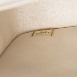 مملوكة مسبقًا حقيبة شانيل فلاب مزدوجة كافيار لامعة كلاسيكية جمبو بيضاء