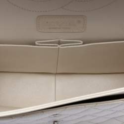 مملوكة مسبقًا حقيبة شانيل فلاب مزدوجة كافيار لامعة كلاسيكية جمبو بيضاء