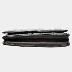 مملوكة مسبقًا محفظة شانيل CC مبطنة سوداء براءة اختراع بمشبك سلسلة