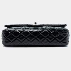 Pre Owned حقيبة شانيل كلاسيكية متوسطة متهالكة سوداء من الجلد اللامع مزدوجة الغطاء