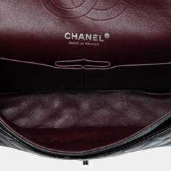 Pre Owned حقيبة شانيل كلاسيكية متوسطة متهالكة سوداء من الجلد اللامع مزدوجة الغطاء