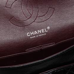 Pre Owned حقيبة شانيل كلاسيكية متوسطة متهالكة سوداء من الجلد اللامع مزدوجة الغطاء