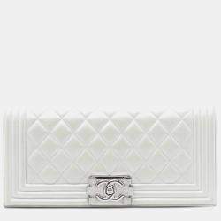 مملوكة مسبقًا Chanel White Quilted Lambskin Boy Flap Clutch