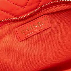 مملوكة مسبقًا حقيبة كلتش شانيل "CC" شيفرون جلد حمل صغير برتقالي قابل للطي