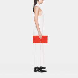 مملوكة مسبقًا حقيبة كلتش شانيل "CC" شيفرون جلد حمل صغير برتقالي قابل للطي