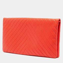 مملوكة مسبقًا حقيبة كلتش شانيل "CC" شيفرون جلد حمل صغير برتقالي قابل للطي