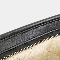 مملوكة مسبقًا حقيبة شانيل كلاتش لامعة من جلد خراف أسود مع سلسلة ولؤلؤ