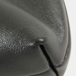 مملوكة مسبقًا حقيبة شانيل كلاتش لامعة من جلد خراف أسود مع سلسلة ولؤلؤ