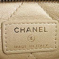 مملوكة مسبقًا حقيبة شانيل كلاتش لامعة من جلد خراف أسود مع سلسلة ولؤلؤ