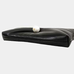 مملوكة مسبقًا حقيبة شانيل كلاتش لامعة من جلد خراف أسود مع سلسلة ولؤلؤ