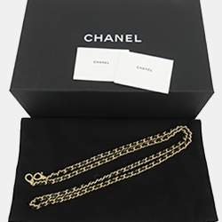 مملوكة مسبقًا حقيبة شانيل كلاتش لامعة من جلد خراف أسود مع سلسلة ولؤلؤ