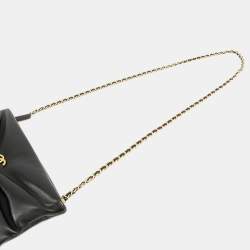 مملوكة مسبقًا حقيبة شانيل كلاتش لامعة من جلد خراف أسود مع سلسلة ولؤلؤ