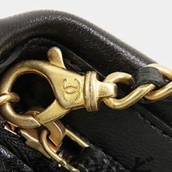 مملوكة مسبقًا حقيبة شانيل كلاتش لامعة من جلد خراف أسود مع سلسلة ولؤلؤ