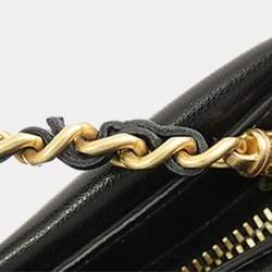 مملوكة مسبقًا حقيبة شانيل كلاتش لامعة من جلد خراف أسود مع سلسلة ولؤلؤ