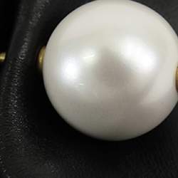 مملوكة مسبقًا حقيبة شانيل كلاتش لامعة من جلد خراف أسود مع سلسلة ولؤلؤ