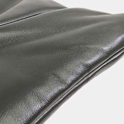 مملوكة مسبقًا حقيبة شانيل كلاتش لامعة من جلد خراف أسود مع سلسلة ولؤلؤ