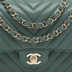 مملوكة مسبقًا Chanel Classic Double Flap Medium Green Chevron Leather Shoulder Bag