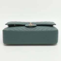 مملوكة مسبقًا Chanel Classic Double Flap Medium Green Chevron Leather Shoulder Bag