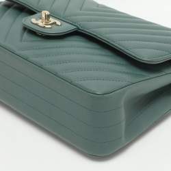 مملوكة مسبقًا Chanel Classic Double Flap Medium Green Chevron Leather Shoulder Bag