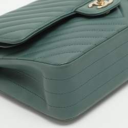 مملوكة مسبقًا Chanel Classic Double Flap Medium Green Chevron Leather Shoulder Bag