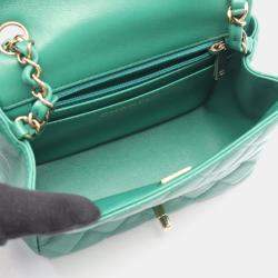 Pre Owned حقيبة شانيال صغيرة كتف من جلد الخراف بلون أخضر مع تطريز متعرج