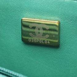 Pre Owned حقيبة شانيال صغيرة كتف من جلد الخراف بلون أخضر مع تطريز متعرج