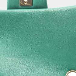 Pre Owned حقيبة شانيال صغيرة كتف من جلد الخراف بلون أخضر مع تطريز متعرج