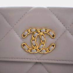 مملوكة مسبقًا Chanel Lambskin 19 Card Holder On Chain