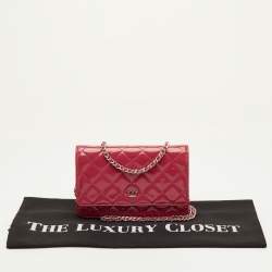 مملوكة مسبقًا محفظة شانيال WOC جلد براءات اختراع مبطن وردية وه سلسلة