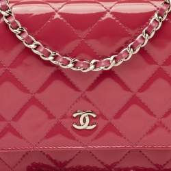 مملوكة مسبقًا محفظة شانيال WOC جلد براءات اختراع مبطن وردية وه سلسلة