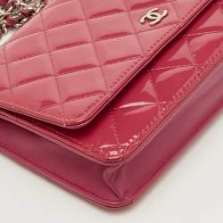 مملوكة مسبقًا محفظة شانيال WOC جلد براءات اختراع مبطن وردية وه سلسلة