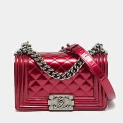 مملوكة مسبقًا حقيبة شانيل بوي قلاب جلد لامع مبطن بنفسجية صغيرة