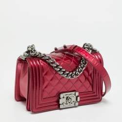 مملوكة مسبقًا حقيبة شانيل بوي قلاب جلد لامع مبطن بنفسجية صغيرة