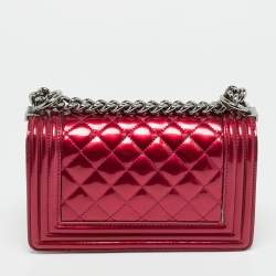 مملوكة مسبقًا حقيبة شانيل بوي قلاب جلد لامع مبطن بنفسجية صغيرة