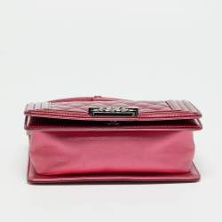 مملوكة مسبقًا حقيبة شانيل بوي قلاب جلد لامع مبطن بنفسجية صغيرة