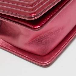 مملوكة مسبقًا حقيبة شانيل بوي قلاب جلد لامع مبطن بنفسجية صغيرة