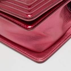 مملوكة مسبقًا حقيبة شانيل بوي قلاب جلد لامع مبطن بنفسجية صغيرة