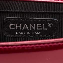 مملوكة مسبقًا حقيبة شانيل بوي قلاب جلد لامع مبطن بنفسجية صغيرة