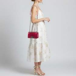 مملوكة مسبقًا حقيبة شانيل بوي قلاب جلد لامع مبطن بنفسجية صغيرة