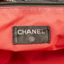 Pre Owned حقيبة دافل شانييل خط السفر مطبوعة مبطنة أسود/أبيض نيلون