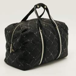 Pre Owned حقيبة دافل شانييل خط السفر مطبوعة مبطنة أسود/أبيض نيلون