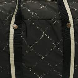 Pre Owned حقيبة دافل شانييل خط السفر مطبوعة مبطنة أسود/أبيض نيلون