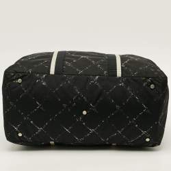 Pre Owned حقيبة دافل شانييل خط السفر مطبوعة مبطنة أسود/أبيض نيلون