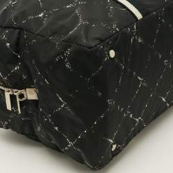 Pre Owned حقيبة دافل شانييل خط السفر مطبوعة مبطنة أسود/أبيض نيلون