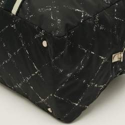 Pre Owned حقيبة دافل شانييل خط السفر مطبوعة مبطنة أسود/أبيض نيلون