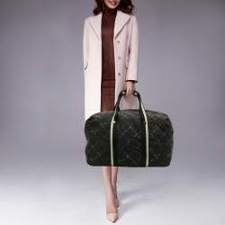 Pre Owned حقيبة دافل شانييل خط السفر مطبوعة مبطنة أسود/أبيض نيلون